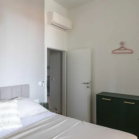 Amare - Three Bedroom With Balcony And Sea View Apartment *