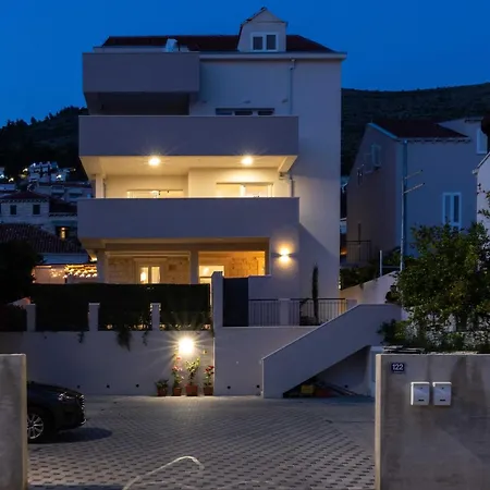 Amare - Three Bedroom With Balcony And Sea View Apartment